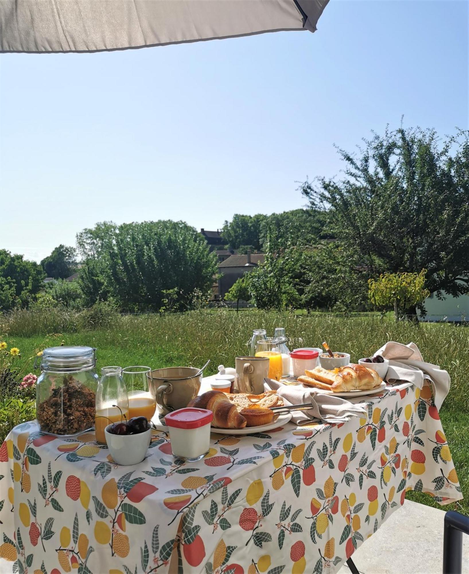 Au Jardin Des Deux Roches Acomodação com café da manhã Prissé Exterior foto