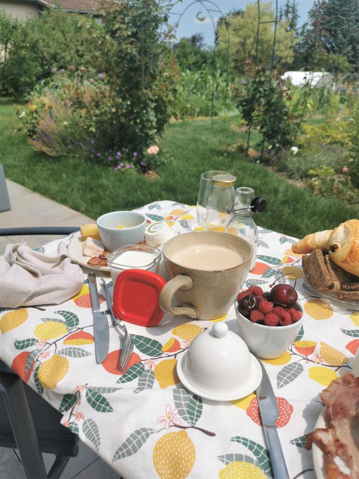 Au Jardin Des Deux Roches Acomodação com café da manhã Prissé Exterior foto